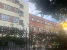 Foto 3 - Un desprendimiento en la fachada de unas viviendas provoca el corte de Nicol&aacute;s Rabal