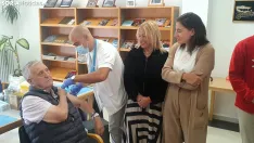 Presentación de la campaña de Vacunación | SN
Amado recibiendo la vacuna frente a Yolanda de Gregorio y Marta León