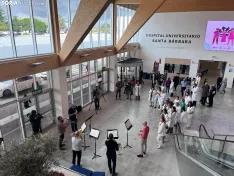 Foto 3 - La m&uacute;sica sinf&oacute;nica sorprende a pacientes y sanitarios en el Hospital Santa B&aacute;rbara