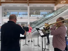 Foto 5 - La m&uacute;sica sinf&oacute;nica sorprende a pacientes y sanitarios en el Hospital Santa B&aacute;rbara