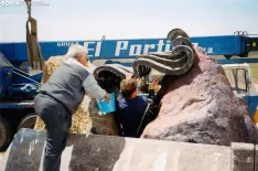 Instalación de la pieza de hierro cortada con láser y ensamblada in situ. Herrero: José Luis Escobedo, La Cartuja Baja, Zaragoza | María Jesús Costa