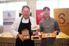 José, de La Chistera posa con su premio para Soria Noticias. 