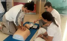 Alumnos de Enfermería explicando cómo realizar un masaje cardiaco
