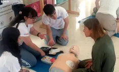 Alumnos de Enfermería explicando cómo realizar un masaje cardiaco