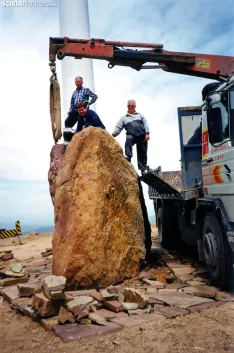 Instalación de la pieza de hierro cortada con láser y ensamblada in situ. Herrero: José Luis Escobedo, La Cartuja Baja, Zaragoza | María Jesús Costa