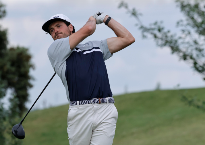 Raúl Pascual resiste al temporal en el Centro Nacional de Golf