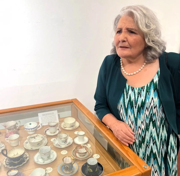 Evangelina Rodríguez desvela la historia de sus 400 tazas en visitas guiadas a la exposición