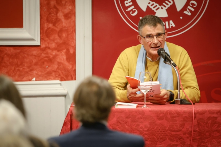 La sociedad soriana arropa al padre Ángel Hernández en su debut literario