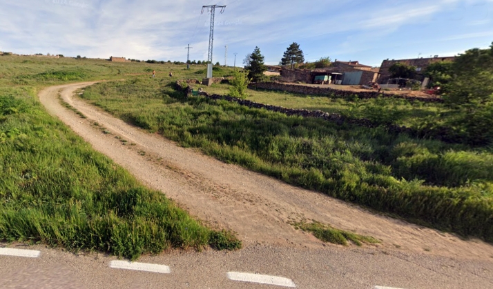 El acondicionamiento del vial perimetral de Yelo avanza tras el aval plenario