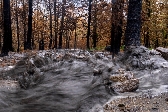 Las lluvias abren una segunda emergencia tras los grandes incendios: cenizas y lodos amenazan los recursos hídricos