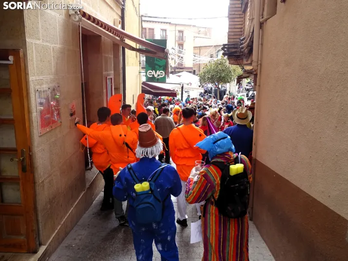 Galer&iacute;a | &Aacute;greda se pone el disfraz y se sienta a la mesa