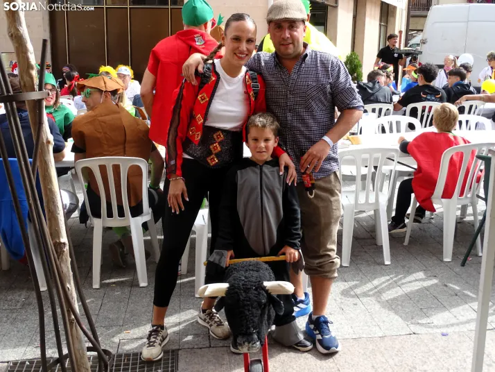 Galer&iacute;a | &Aacute;greda se pone el disfraz y se sienta a la mesa
