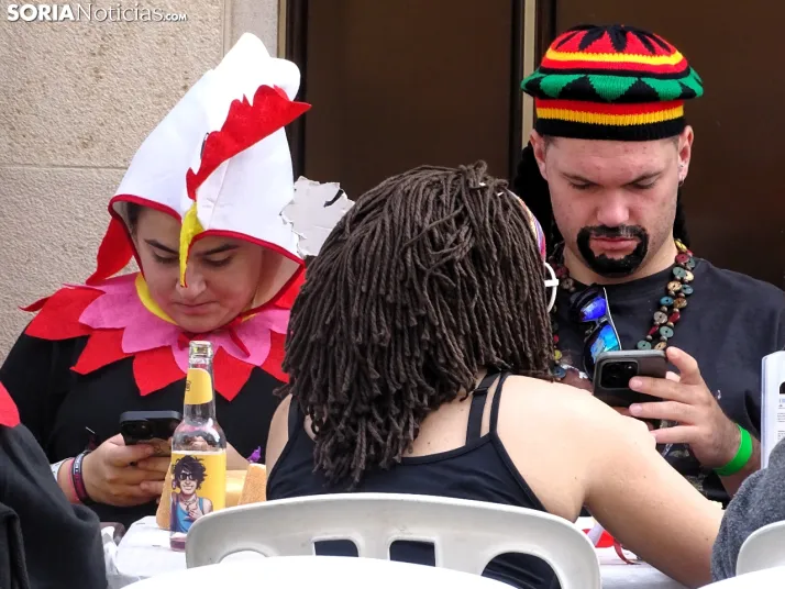 Galer&iacute;a | &Aacute;greda se pone el disfraz y se sienta a la mesa