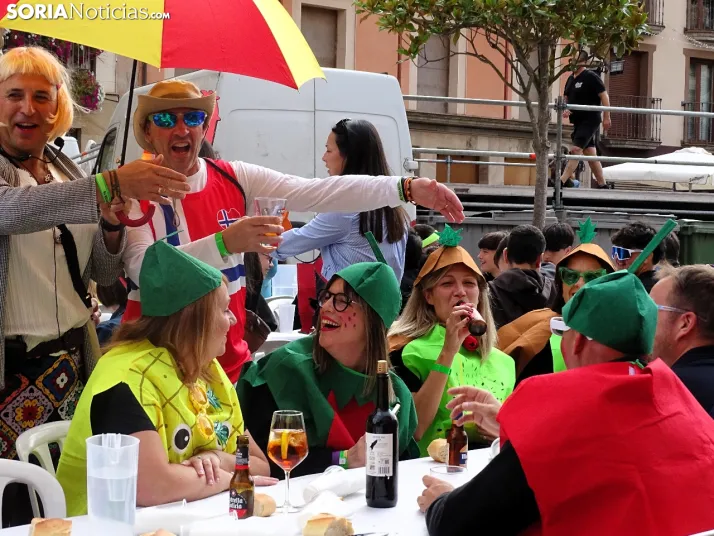 Galer&iacute;a | &Aacute;greda se pone el disfraz y se sienta a la mesa