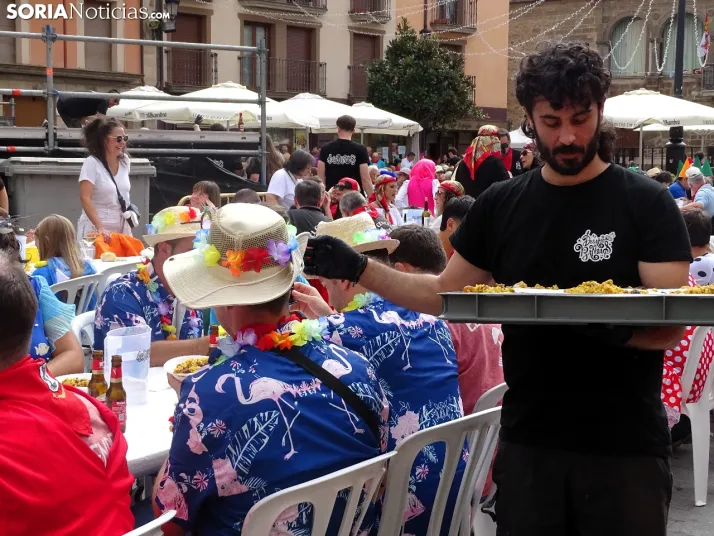 Galer&iacute;a | &Aacute;greda se pone el disfraz y se sienta a la mesa