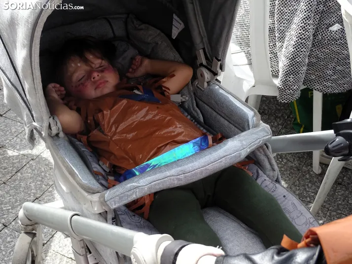 Galer&iacute;a | &Aacute;greda se pone el disfraz y se sienta a la mesa