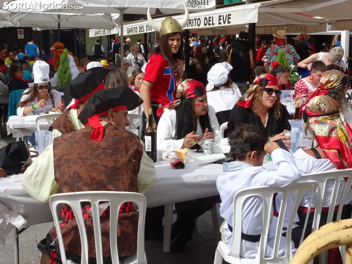 Galer&iacute;a | &Aacute;greda se pone el disfraz y se sienta a la mesa