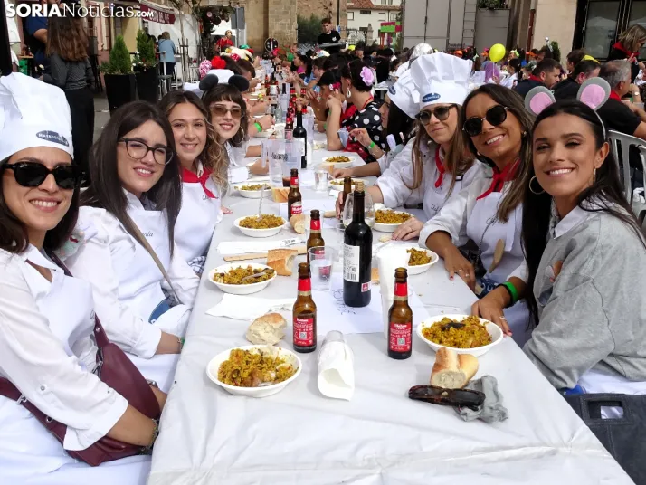 Galer&iacute;a | &Aacute;greda se pone el disfraz y se sienta a la mesa
