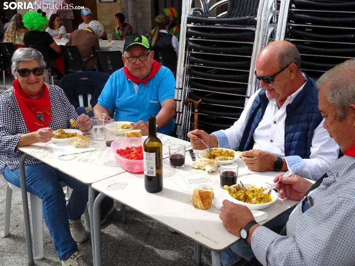 Galer&iacute;a | &Aacute;greda se pone el disfraz y se sienta a la mesa