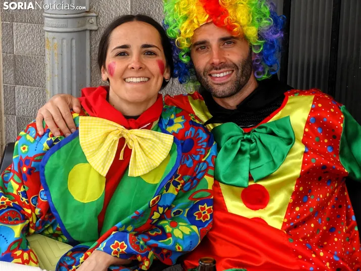 Galer&iacute;a | &Aacute;greda se pone el disfraz y se sienta a la mesa