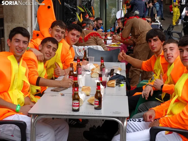 Galer&iacute;a | &Aacute;greda se pone el disfraz y se sienta a la mesa