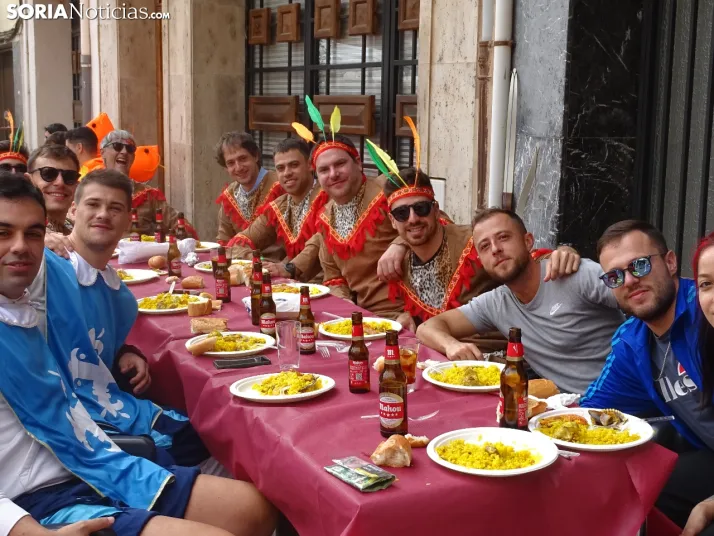 Galer&iacute;a | &Aacute;greda se pone el disfraz y se sienta a la mesa
