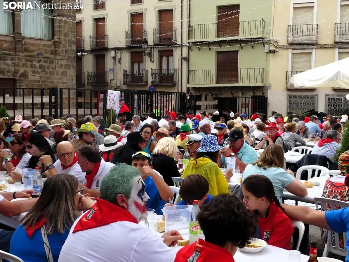 Galer&iacute;a | &Aacute;greda se pone el disfraz y se sienta a la mesa
