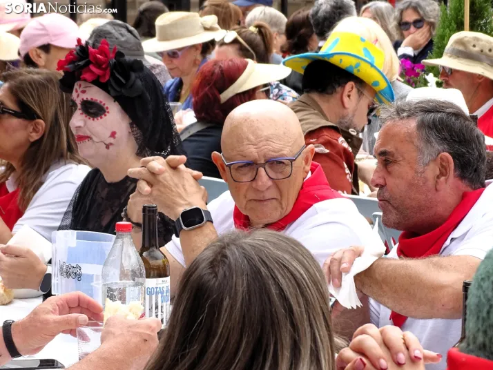 Galer&iacute;a | &Aacute;greda se pone el disfraz y se sienta a la mesa