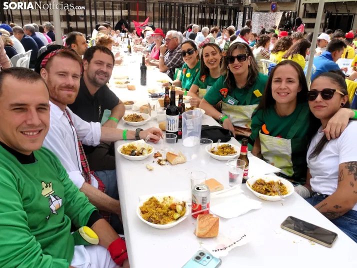 Galer&iacute;a | &Aacute;greda se pone el disfraz y se sienta a la mesa