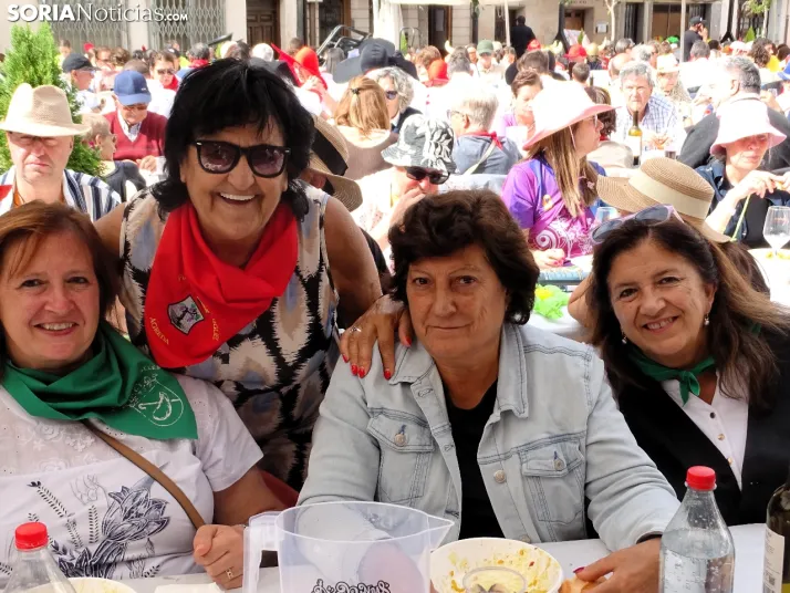 Galer&iacute;a | &Aacute;greda se pone el disfraz y se sienta a la mesa