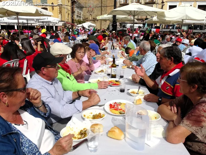 Galer&iacute;a | &Aacute;greda se pone el disfraz y se sienta a la mesa