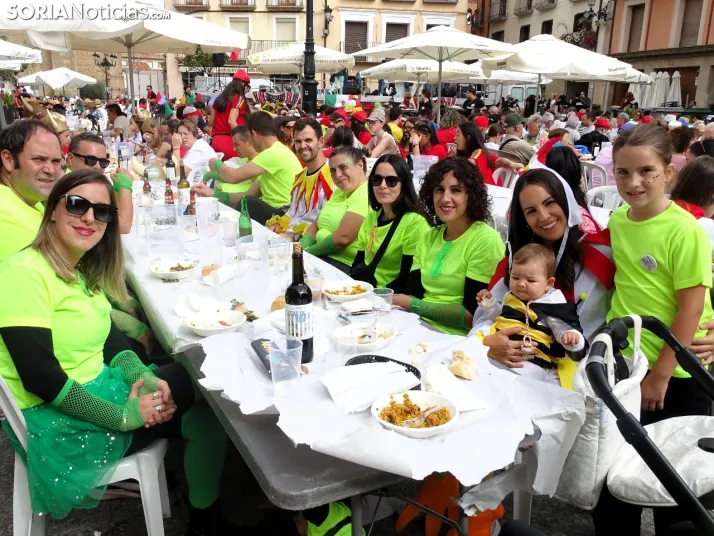 Galer&iacute;a | &Aacute;greda se pone el disfraz y se sienta a la mesa