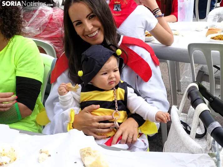 Galer&iacute;a | &Aacute;greda se pone el disfraz y se sienta a la mesa