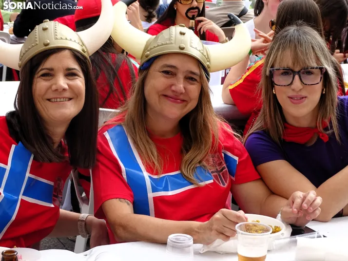 Galer&iacute;a | &Aacute;greda se pone el disfraz y se sienta a la mesa