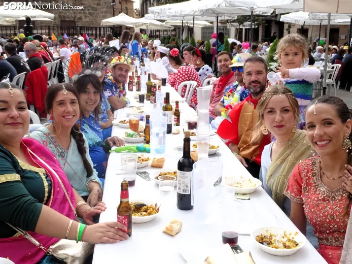 Galer&iacute;a | &Aacute;greda se pone el disfraz y se sienta a la mesa