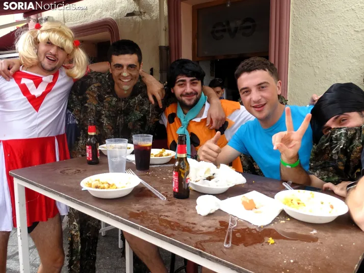Galer&iacute;a | &Aacute;greda se pone el disfraz y se sienta a la mesa