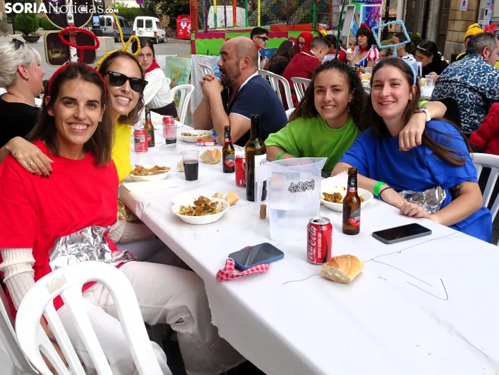 Galer&iacute;a | &Aacute;greda se pone el disfraz y se sienta a la mesa