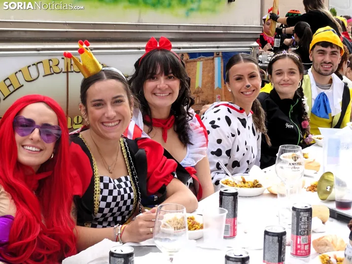 Galer&iacute;a | &Aacute;greda se pone el disfraz y se sienta a la mesa