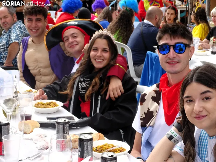 Galer&iacute;a | &Aacute;greda se pone el disfraz y se sienta a la mesa