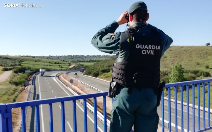 La Guardia Civil desvía el tráfico en la A-2 para evitar un choque frontal