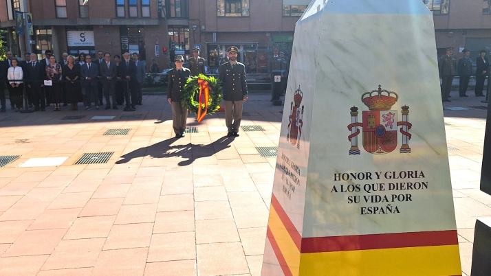 Despedida del coronel Blanco y reconocimientos con banderas de percha en el 32º aniversario de Defensa en Soria