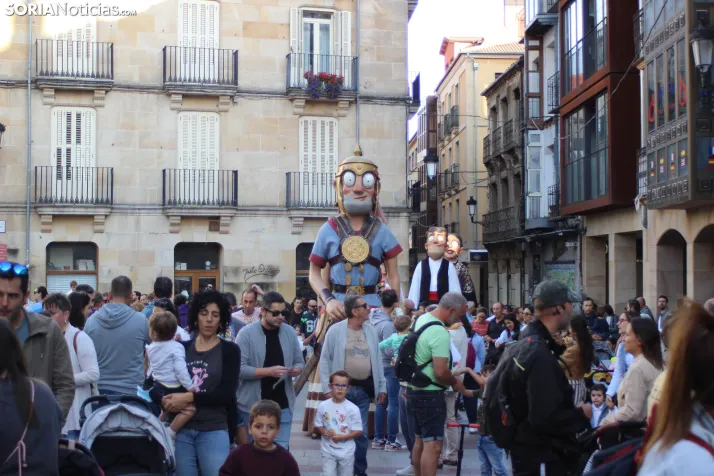 En im&aacute;genes: los gigantes y los cabezudos dan el pistoletazo de salida a San Saturio