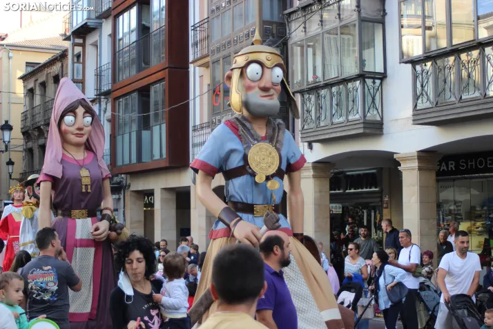 En im&aacute;genes: los gigantes y los cabezudos dan el pistoletazo de salida a San Saturio