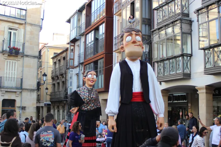 En im&aacute;genes: los gigantes y los cabezudos dan el pistoletazo de salida a San Saturio