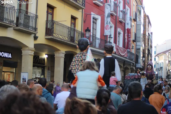 En im&aacute;genes: los gigantes y los cabezudos dan el pistoletazo de salida a San Saturio