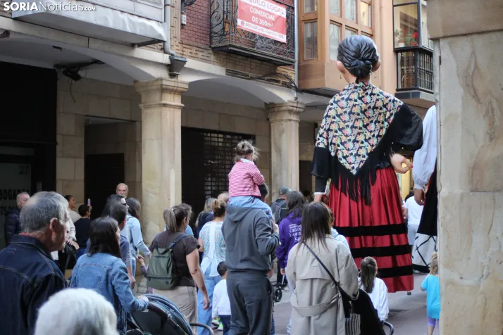 En im&aacute;genes: los gigantes y los cabezudos dan el pistoletazo de salida a San Saturio