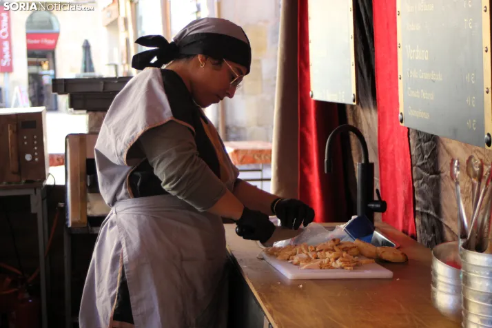 Artesan&iacute;a, dulces y &uacute;ltimos preparativos en una fr&iacute;a y medieval ma&ntilde;ana en Soria