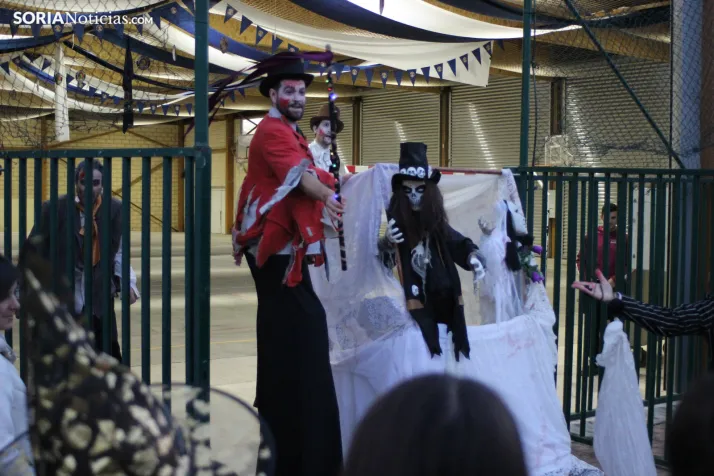 GALER&Iacute;A | &iexcl;Invasi&oacute;n zombi en Golmayo! El espeluznante pasacalles de Halloween