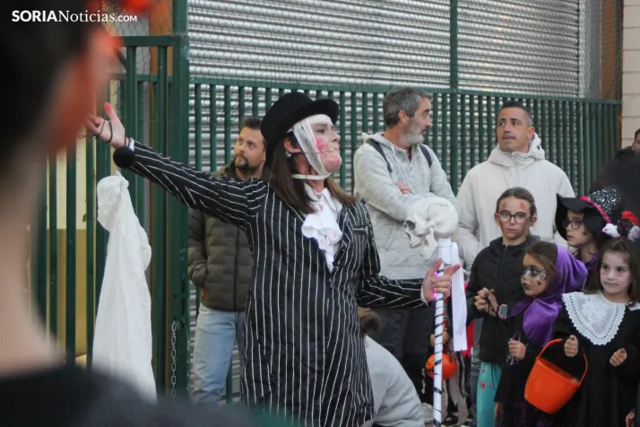 GALER&Iacute;A | &iexcl;Invasi&oacute;n zombi en Golmayo! El espeluznante pasacalles de Halloween