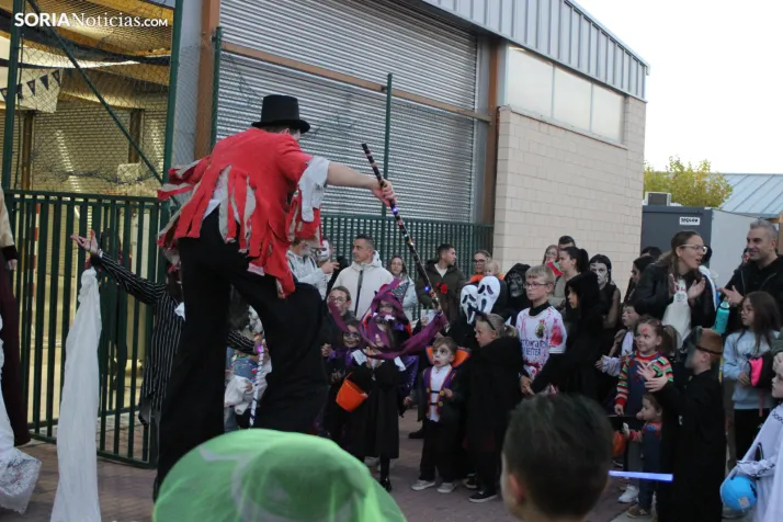 GALER&Iacute;A | &iexcl;Invasi&oacute;n zombi en Golmayo! El espeluznante pasacalles de Halloween